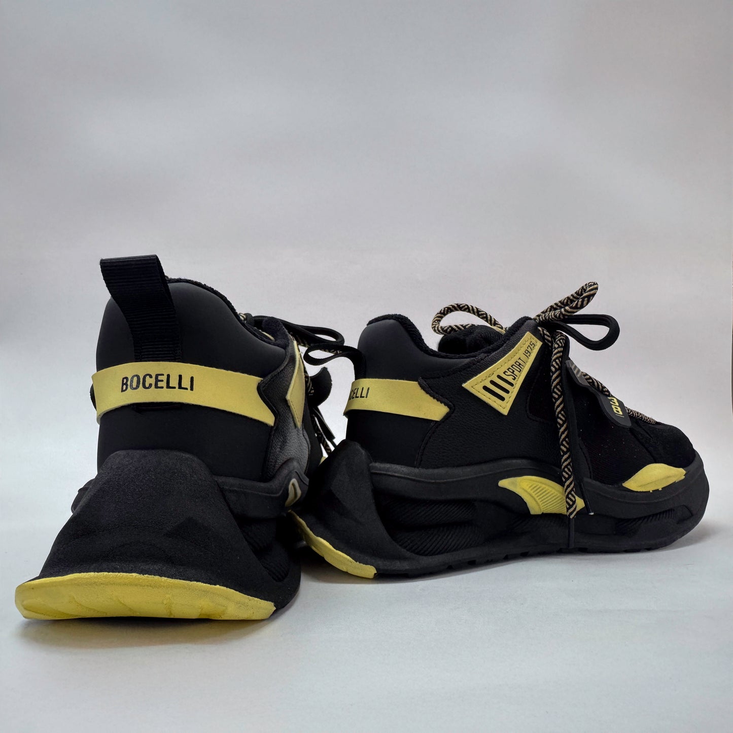 zapatillas bocelli plataforma negro amarrillo jamaica