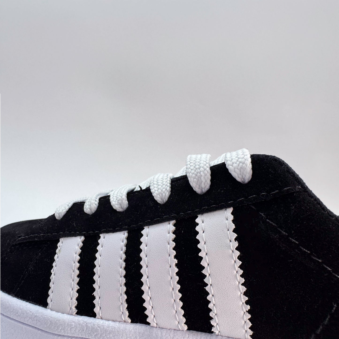 tenis campos negro blanco