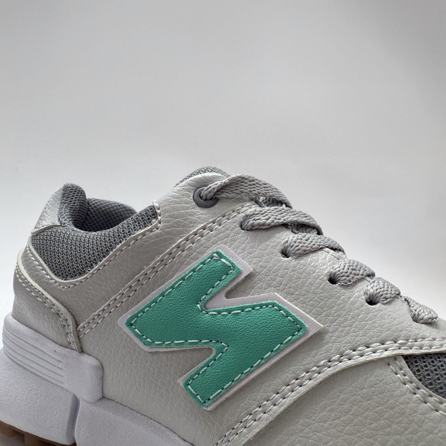 tenis f08 gris verde style